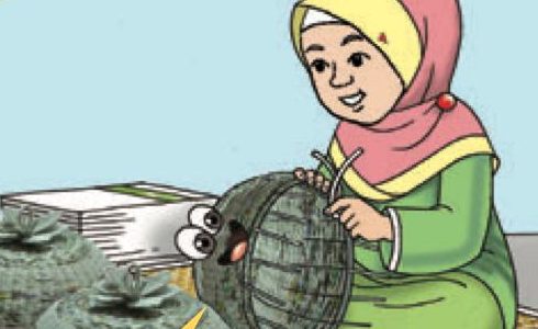 Seorang gadis bertudung menganyam surat khabar lama menjadi tudung saji