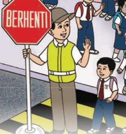 Seorang warden trafik memegang papan berhenti dan membantu murid di lintasan belang