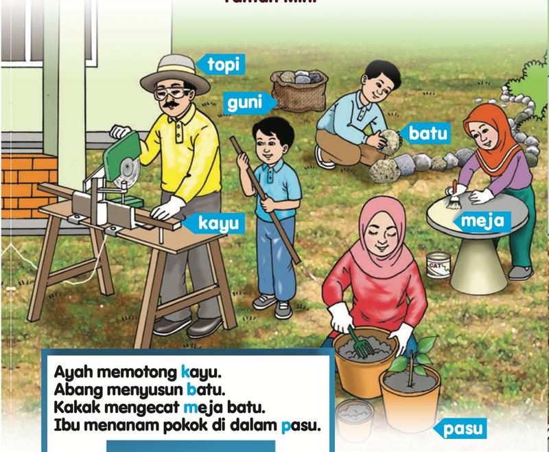 Ayah memotong kayu di taman