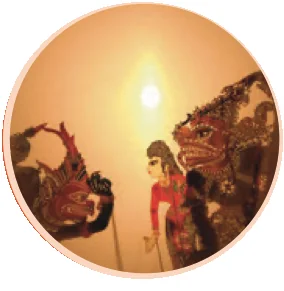 Patung wayang kulit di hadapan cahaya