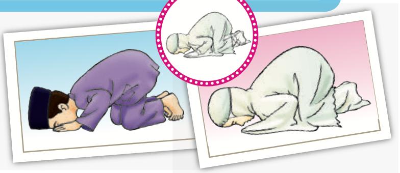 Murid lelaki dan perempuan bersujud