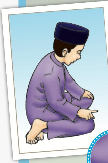 Murid lelaki duduk tawarruk sambil mengangkat jari telunjuk