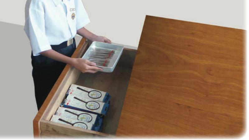 Seorang murid meletakkan dulang peralatan ke dalam laci