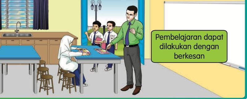 Seorang murid belajar di meja sementara dua murid meminta kebenaran guru di pintu