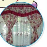 Langsir merah berbunga yang diikat