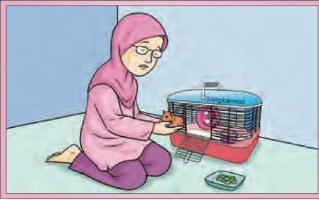 Hani duduk di sebelah sangkar hamster sambil memegang hamsternya; wajahnya muram