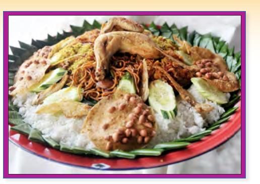 Sepinggan nasi putih dengan mi goreng, ayam goreng, tempe dan sambal