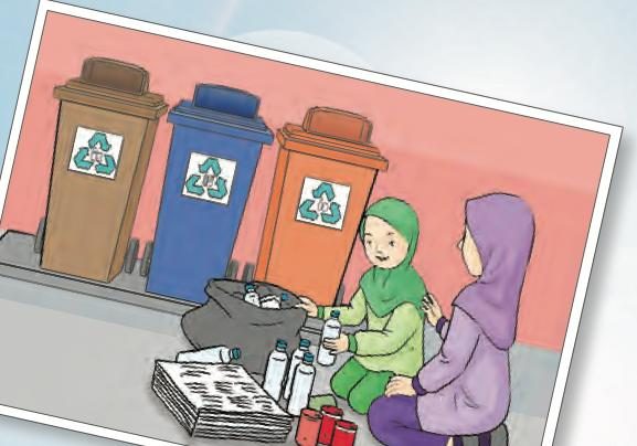 Elis dan ibu duduk di hadapan tiga tong kitar semula sambil menyusun surat khabar dan botol