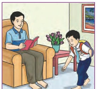 Seorang murid lelaki menunduk apabila melalui hadapan ayahnya yang duduk membaca buku di sofa