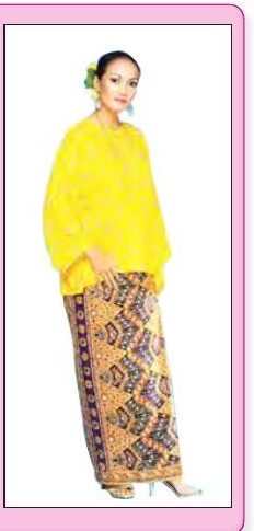 Seorang wanita memakai baju kurung kuning dan kain sarung bercorak