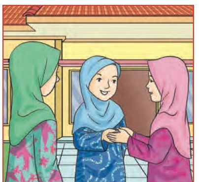 Dua orang wanita berjabat tangan dengan wajah tersenyum di hadapan sebuah rumah