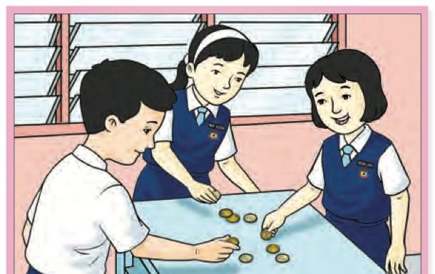 Tiga orang murid berkumpul di sekeliling meja dan memegang duit syiling