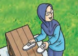 Seorang kakak bertudung meletakkan kasut putih di atas bangku kayu di halaman yang cerah