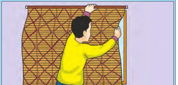 Seorang lelaki menggantung bidai pada tingkap