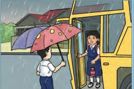 Yahya memayungi seorang murid perempuan yang turun dari bas sekolah