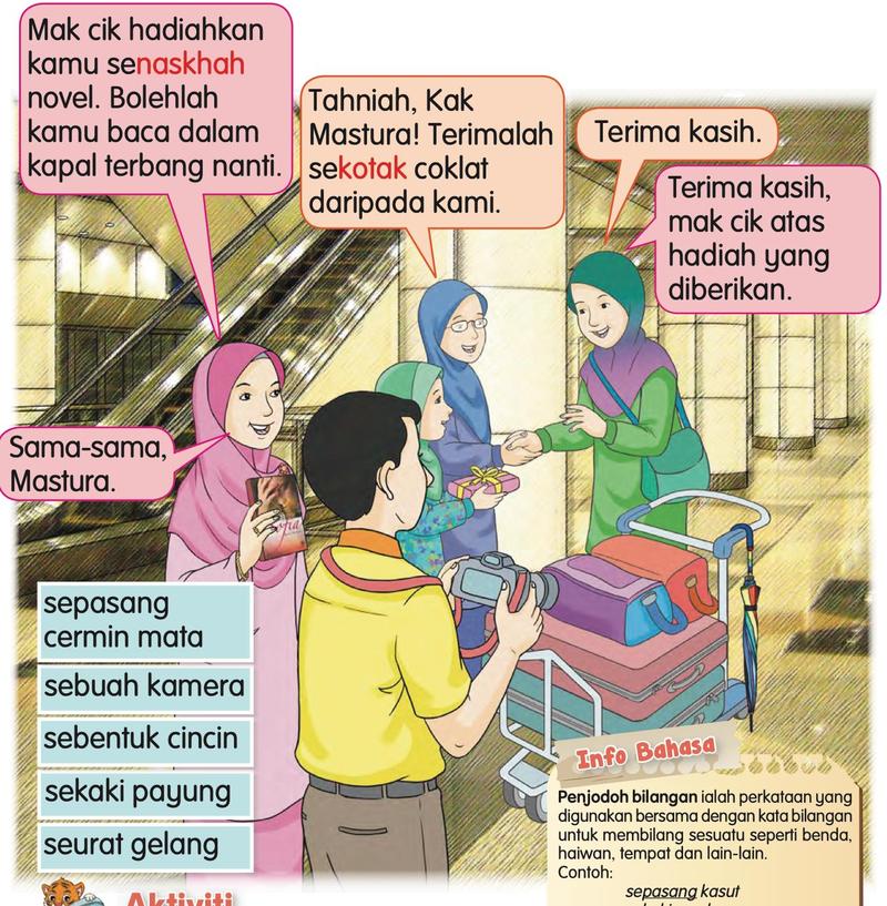 Keluarga memberi hadiah novel dan coklat kepada Kak Mastura di lapangan terbang