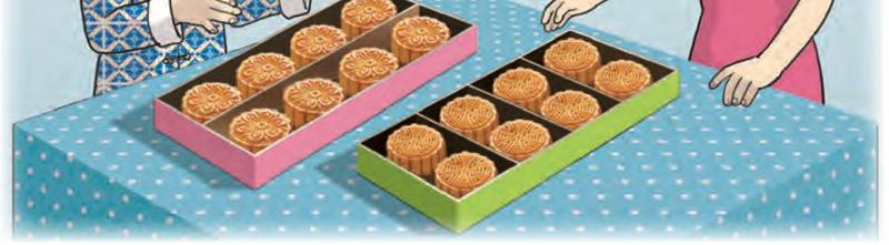 Dua kotak kuih bulan, satu kotak susun dua baris dan satu kotak susun empat baris