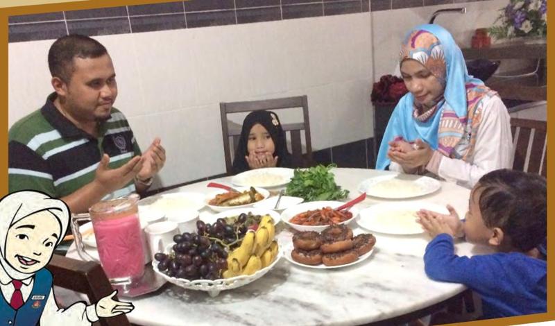 Sebuah keluarga membaca doa sebelum makan (buku teks ms. 116)