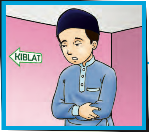 Murid berdiri menghadap kiblat dengan tangan bersedekap, anak panah KIBLAT di dinding (buku teks ms. 22)