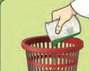 Seorang murid menuang cecair hijau ke dalam sebuah bakul sampah
