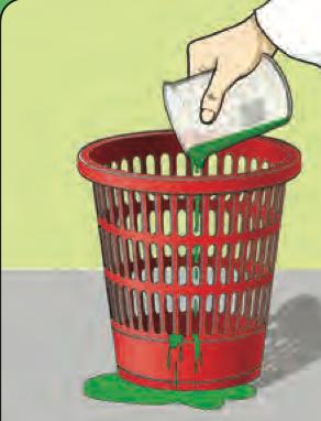 Cecair hijau dituang ke dalam bakul sampah dan mengalir keluar ke lantai
