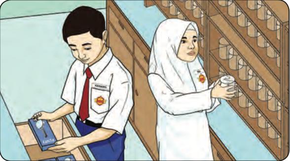 Dua orang murid menyimpan alat dan radas di rak dan laci