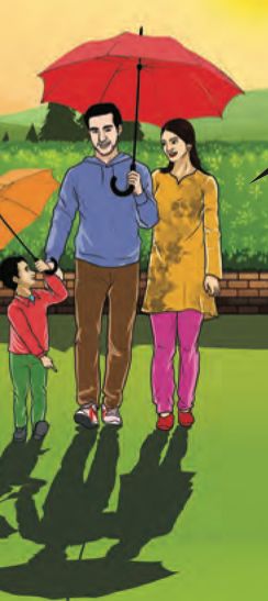 Seorang keluarga memegang payung di taman. Bentuk hitam terletak di atas rumput di belakang mereka