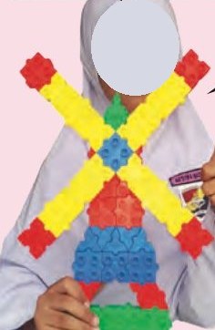 Model kincir angin yang dibina daripada komponen berwarna kuning, merah, biru dan hijau