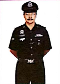 Seorang anggota polis berpakaian seragam