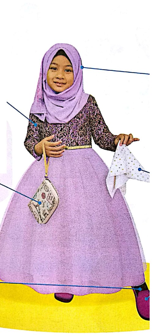 Fatimah memakai tudung ungu dan gaun ungu, memegang dompet dan sapu tangan, berkasut ungu