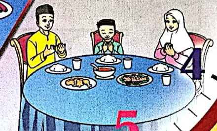 Tiga beradik berdoa di meja makan yang penuh dengan hidangan