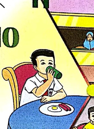 Seorang murid berpakaian sekolah minum dan makan telur di meja pada waktu pagi