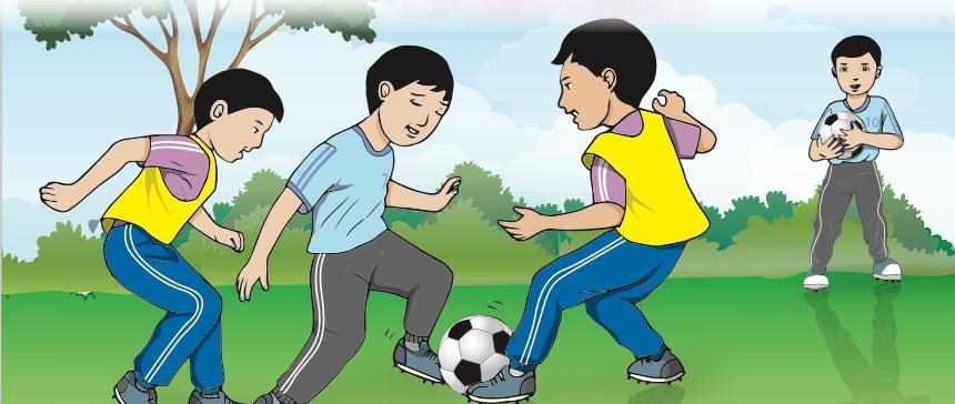 Tiga orang murid bermain bola sepak di padang sekolah dan seorang murid memegang bola