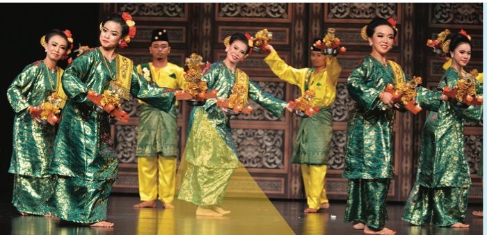 Penari-penari mempersembahkan tarian ceracap inai di atas pentas