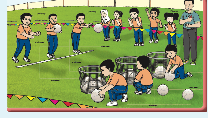Murid-murid memasukkan bola ke dalam bakul di padang