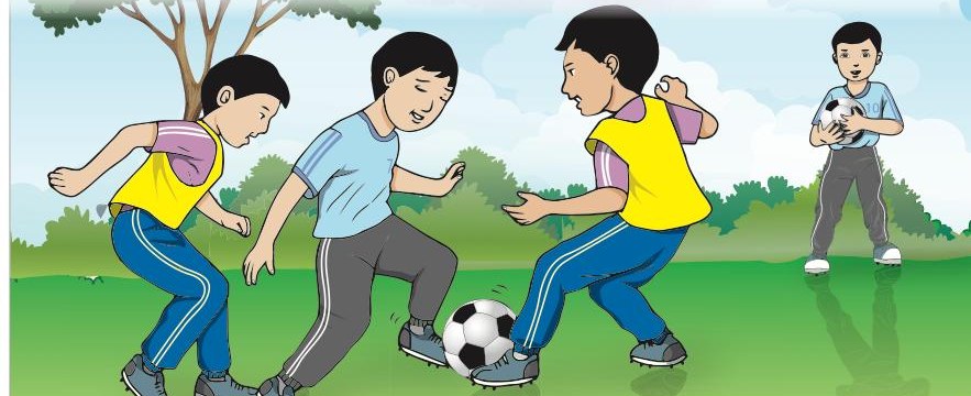 Tiga orang murid lelaki bermain bola sepak di padang sekolah