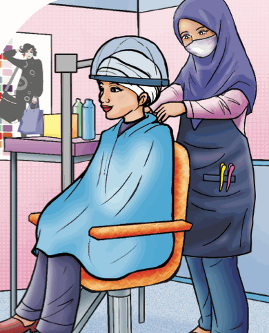 Puan Anisah melayan seorang pelanggan di salun dandanan rambut