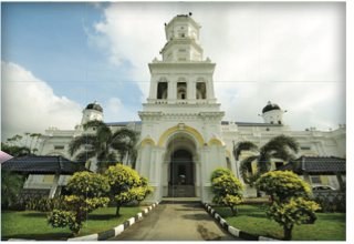 Masjid Sultan Abu Bakar dengan menara jam putih dan taman di hadapannya