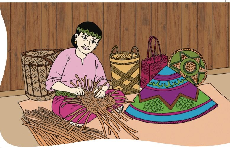 Seorang wanita menganyam bakul daripada daun di hadapan hasil anyamannya
