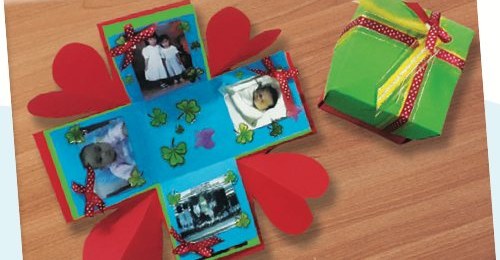 Album kotak berisi gambar keluarga
