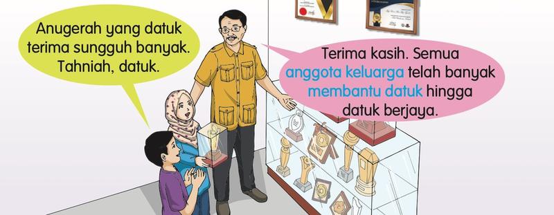Datuk menunjukkan anugerah kepada Nabila dan Nasri