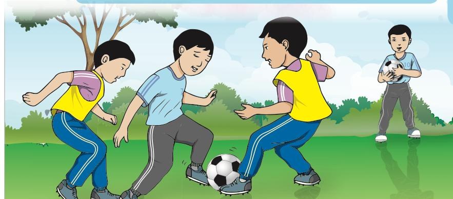 Murid bermain bola sepak di padang
