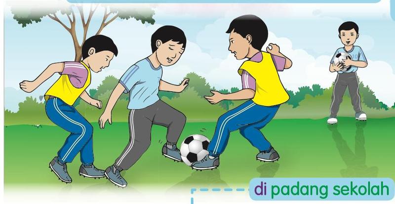 Murid bermain bola sepak di padang sekolah