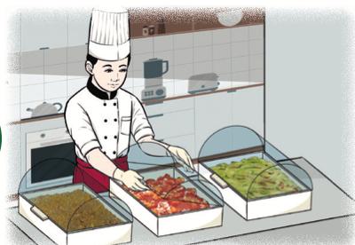 Tukang masak menutup makanan yang telah dimasak