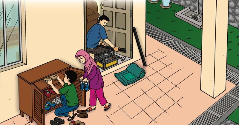 Encik Ismail memasang penutup lubang di bawah pintu; Imran dan Sarah menyusun kasut di rak
