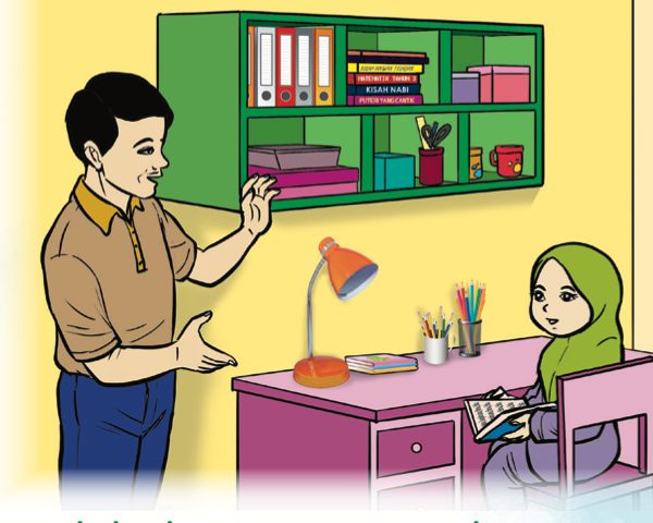 Nabila membaca di meja di dalam bilik; ayahnya berdiri di sebelah rak buku