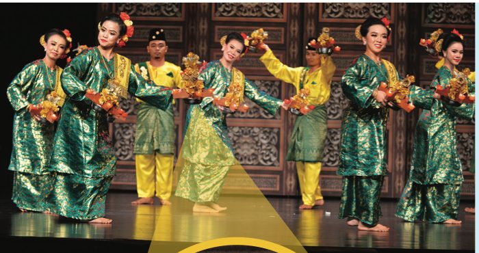 Penari tarian ceracap inai di atas pentas