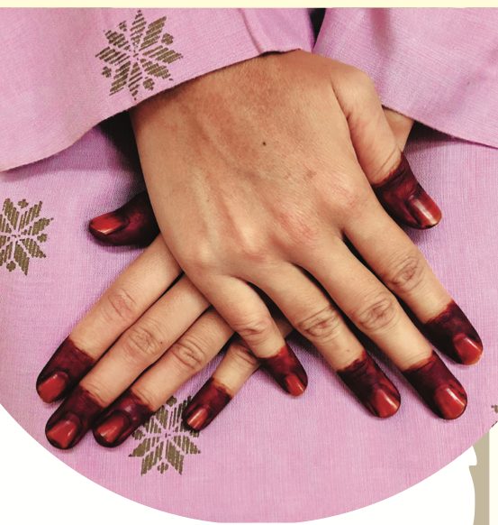 Tangan pengantin yang berinai merah