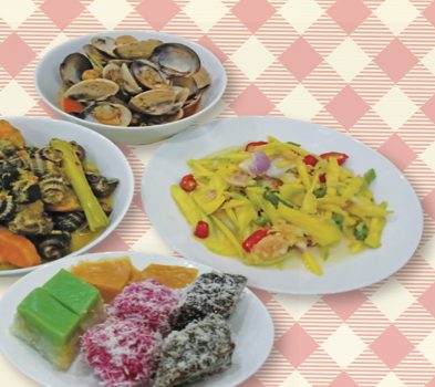 Pinggan berisi kuih tradisional dan lauk
