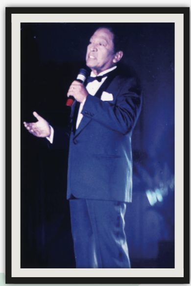 Tan Sri S.M. Salim menyanyi